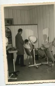 altes Foto beim Frisör, 1960er, 9x6cm - Bild 1 von 1