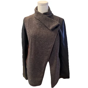 Chaqueta Fabletics Mujer Talla Mediana Athleisure Negra Rendimiento Ribete Cuero - Imagen 1 de 6