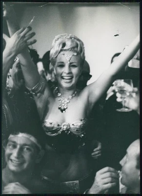 Foto 24x18cm Carnevale di Rio Brasile - Donna esultante in costume scintillante 1957 - Immagine 1 di 2