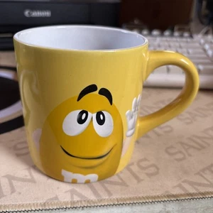 gelber m und m kaffeebecher - Bild 1 von 5