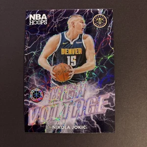 2023-24 Panini NBA Hoops Premium Nikola Jokic #11 High Voltage Prizm Denver SSP - Bild 1 von 2