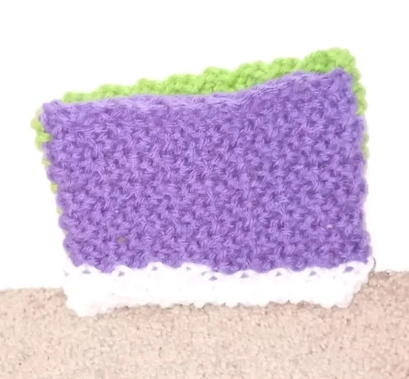 Bolsa de ganchillo hecha a mano - púrpura, blanco y verde - pequeña bolsa de hilo acrílico Foto 1 de 1