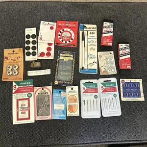 Vintage Nähpaket Nadeln Haken & Ösen Spulen Verschlüsse Markierstift Knöpfe - Bild 1 von 9