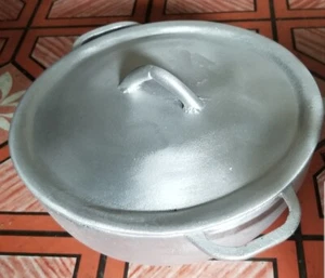 JAMAICAN DUTCH POT - SMALL POT - 1 x 8 INCH WIDE - HAND CRAFTED IN JAMAICA - Picture 1 of 1