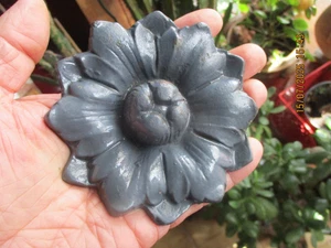 Altes Ornament altes Türschild Gusseisen Blechtür Blume blüht - Bild 1 von 3