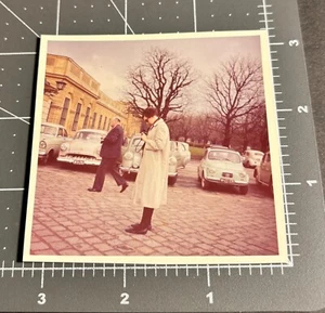 1960s Woman w/ CAMERA Female PHOTOGRAPHER Vintage Snapshot PHOTO - Picture 1 of 2