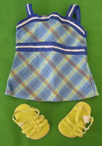 American Girl Lanie's Garden Outfit: blau kariertes Oberteil & limettengrüne Sandalen - Bild 1 von 5