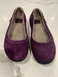 Crocs Berryessa Suede Fur Lined Slip On Ballet Flats / Shoes - Women’s 7 - Picture 1 of 6