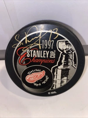 Vyacheslav Kozlov Firmado Detroit Red Wings 1997 Stanley Cup Puck Slava Certificado de Autenticidad JSA Foto 1 de 4
