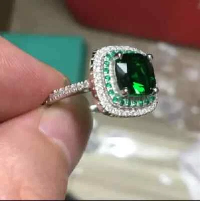 Anel de noivado 2 quilates criado em laboratório almofada verde esmeralda halo acabamento em ouro branco 14K - Imagem 1 de 4