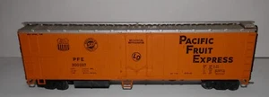 Athearn HO 50' Pacific Fruit Express PFE 300207 Plug Door Box Car w/ kadees (C) - Picture 1 of 5