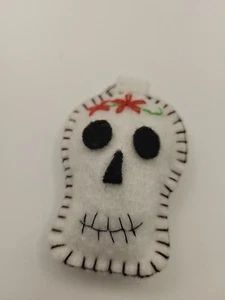 DAY OF THE DEAD FELT EMBROIDERED KEYCHAIN White Black Eyes Small Red Flowers - Picture 1 of 2