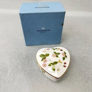 Wedgwood herzförmiger Accessoire-Koffer weiße Blume Erdbeere innen mit Box - Bild 1 von 12