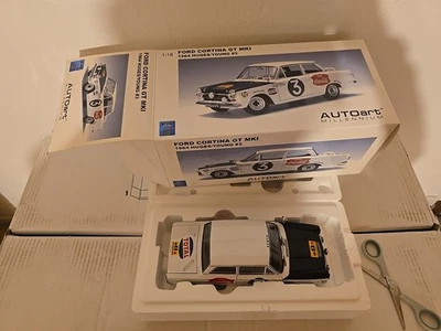 Ford Cortina GT MKI 1964 Huges/Young #3 bianco - AutoArt 1:18 IMBALLO ORIGINALE - Immagine 1 di 4