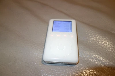 Apple iPod A1040 Classic 3rd Gen (40GB) MP3 Music Player - Image 1 of 4