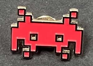 SPACE INVADERS Arcade Video Game Pin Badge - Picture 1 of 2