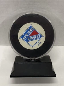 New York Rangers NHL Vintage Official Trench Mfg.+ Vegum Puck In Case Stand - Picture 1 of 4