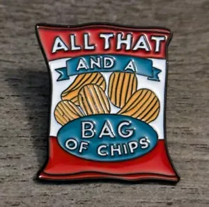 Neu "All That And A Bag Of Chips" 90er Slang Nostalgisch Lustig Anstecknadel - Bild 1 von 5
