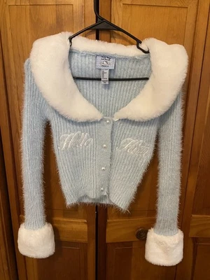 Cárdigan suéter pequeño FOREVER 21 Hello Kitty & Friends azul de piel sintética Foto 1 de 4