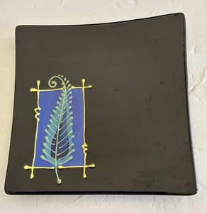 Splashy New Zealand 7.5” Plate Leaf Design - Picture 1 of 2