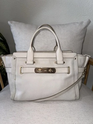 Cartera de mano Coach Swagger 27 #34408 de cuero granulado de cuero crema Foto 1 de 4