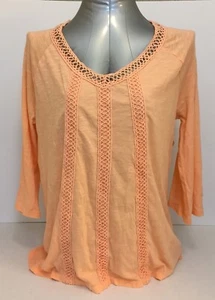 Blusa Top New Directions Mangas 3/4 Encaje Crochet Cuello Redondo Coral Talla S - Imagen 1 de 7