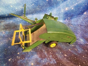 Antique / Vintage John Deere Pull Type Combine Harvester Toy in Good Condition. - Picture 1 of 5