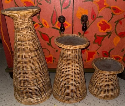 SUPORTES DE PLANTAS DE VIME VINTAGE ou velas feitas à mão conjunto de pedestal em camadas com bandejas de metal - Imagem 1 de 4
