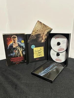 Stranger Things коллекционное издание Blu ray DVD набор с плакатом VHS стиль коробка - Изображение 1 из 4