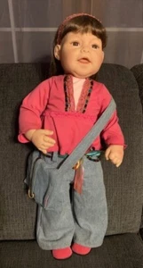 Muñeca Lee Middleton Reva pelo castaño bebé niña 24" tamaño Playpal usada en excelente estado - Imagen 1 de 4