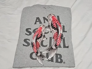 NUOVA maglietta Anti Social Social Club Koi Garden grigio erica chiaro taglia small - Foto 1 di 10