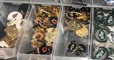 Tú eliges: Pin de solapa con logotipo oficial del equipo de fútbol americano de la NFL con licencia Elige UR favorito Foto 1 de 4