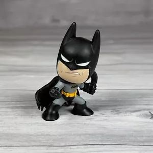 Funko Mystery Mini DC Comics Series BATMAN w/Batarang (Black Suit) Vinyl Figure - Picture 1 of 6