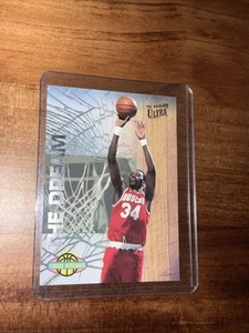 1993-94 Fleer Ultra Hakeem 'The Dream' Olajuwon Famous Nicknames #12 Rockets - Bild 1 von 2