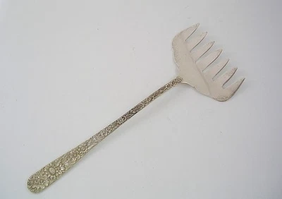 Tenedor de tocino/sardina de plata esterlina S. Kirk & Son Repousse - 7 5/8" - sin mono Foto 1 de 4