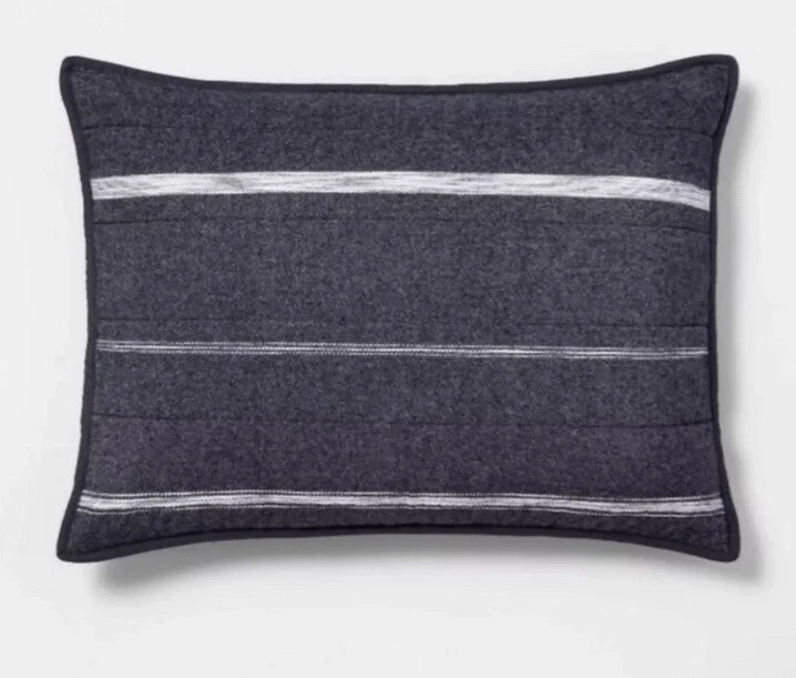 Funda de almohada acolchada a rayas de franela azul estándar texturizada umbral Foto 1 de 1