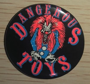 Pin Payaso Malvado Juguetes Peligroso | Botón Insignia Pinback Vintage 1989 Nuevo de Lote Antiguo Metal Rock - Imagen 1 de 3