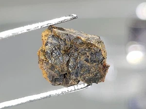 NWA 14429, diogenita, 0,67 g, fragmento de meteorito del grupo HED, cristales quirúrgicos grandes - Imagen 1 de 7