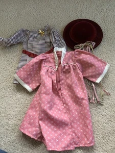 Vestido American Girl Doll Meet Samantha con broche medallón y sombrero, bata - Imagen 1 de 15
