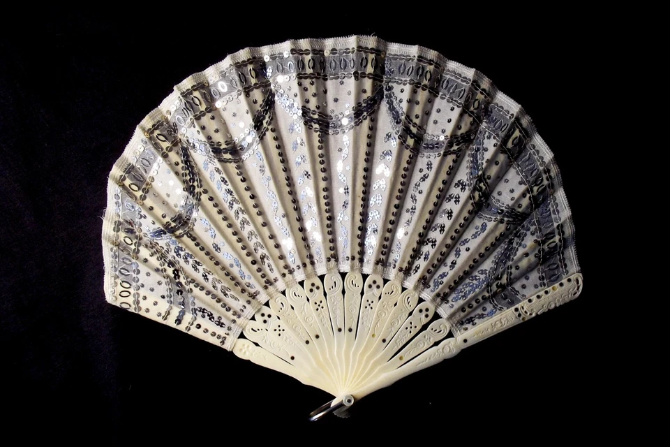 Antiguo abanico de mano raro forma globo lentejuelas hoja de seda Foto 1 de 4