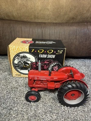 International Harvester I-9 Diesel Tractor 1993 Farm Toy Show Ertl 1/16 Case - Image 1 of 4