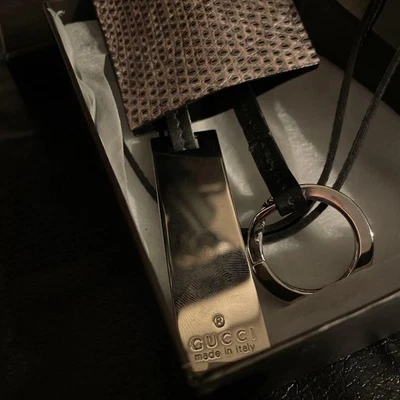 GUCCI Llavero de cuero con caja Foto 1 de 3