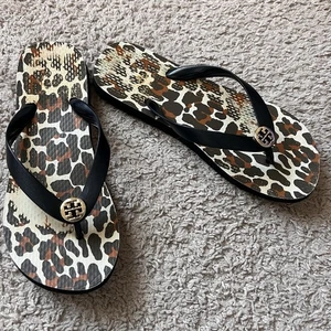 Tory Burch sandali con stampa leopardata e cinturini neri taglia 6 - Foto 1 di 4