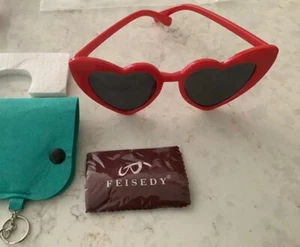 BRAND NEW IN PACKAGE FEISEDY POLARIZED VINTAGE HEART SHAPED SUNGLASSES-LOVE-RED - Picture 1 of 2