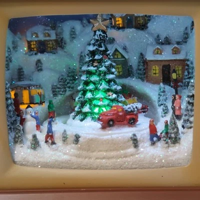 Encantador televisor musical navideño con escena animada iluminada - Raz Imports  Foto 1 de 4