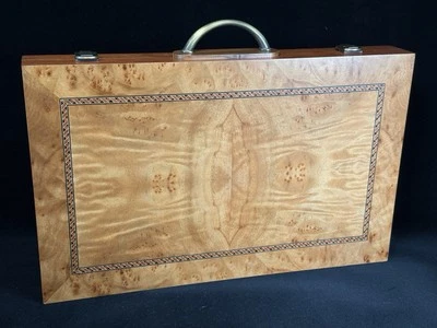 "Juego de backgammon con asas de latón de madera WE Games 12 X 18"" cerrado" Foto 1 de 4