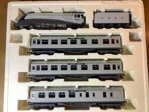 Hornby Limited Edition R2445 LNER Silver Jubilee Train Pack - Picture 1 of 10