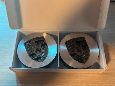 4x Coprimozzo Originale Porsche Copricerchi 9Y0601149M Turbonite Stemma 911 718 - Immagine 1 di 3