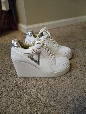 Sapatos voláteis tamanho 7,5 - Imagem 1 de 4