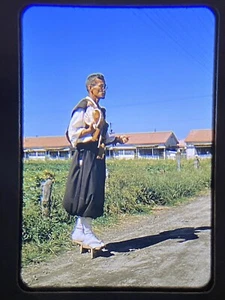 Thailandia 1970-71 monaco buddista che indossa sandali in legno marrone Rakusu 35 mm slide - Foto 1 di 2